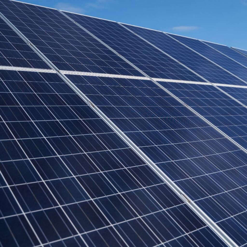 low-angle-solar-pannels-arrangement